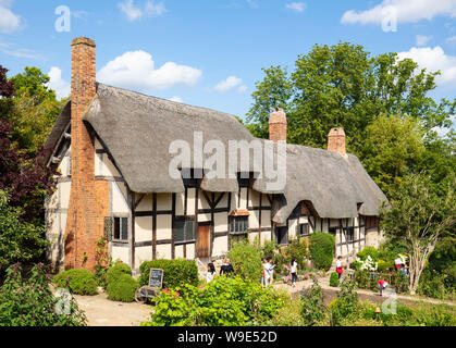 Anne Hathaway Cottage es una casa de campo con techo de paja en un jardín de casa de campo inglés Shottery cerca de Stratford upon Avon Warwickshire Inglaterra Reino Unido GB Europa Foto de stock