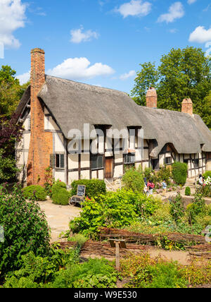 Anne Hathaway Cottage es una casa de campo con techo de paja en un jardín de casa de campo inglés Shottery cerca de Stratford upon Avon Warwickshire Inglaterra Reino Unido GB Europa Foto de stock