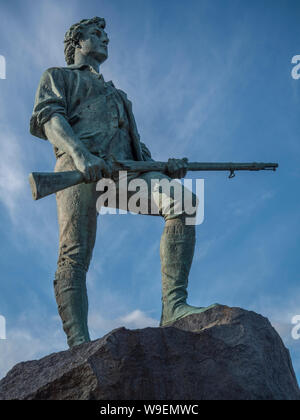 El Minuteman estatua inaugurada el 19 de abril de 1900, el 125º aniversario de la batalla Foto de stock