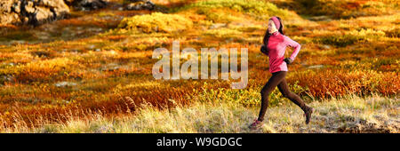 Mujer corriendo en invierno sendero de montaña banner de fondo