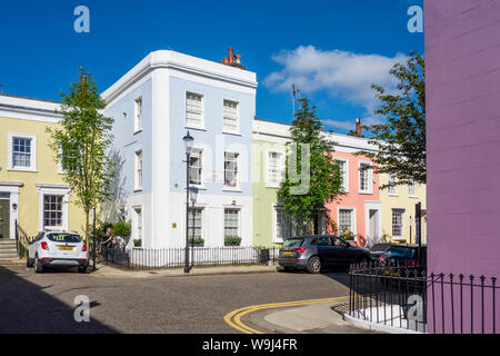 Hilera de coloridas casas adosadas en Notting Hill, Londres, Reino Unido.