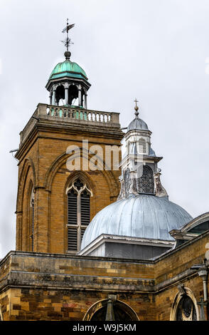 Una vista del techo de la Iglesia de Todos Los Santos, Northampton, Northamptonshire, Inglaterra, Reino Unido mostrando las torretas de cúpula detallada Foto de stock