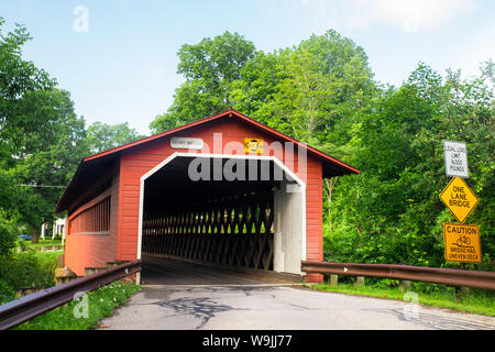 Henry histórico Puente puente cubierto visto desde Bennington Vermont Foto de stock