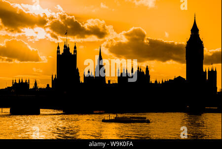 Silueta del Palacio de Westminster / Casas del Parlamento sobre el río Támesis al atardecer en Westminster, la ciudad de Westminster, Londres, Inglaterra, Reino Unido.