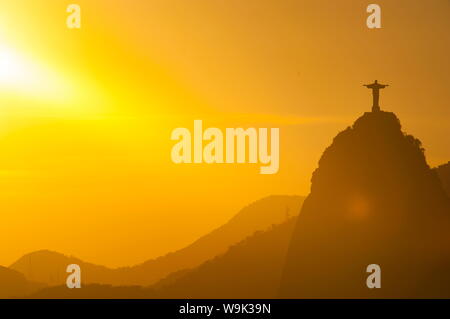 Vista desde el Pan de Azucar de la estatua de Cristo Redentor en el Corcovado, en Río de Janeiro, Brasil, América del Sur