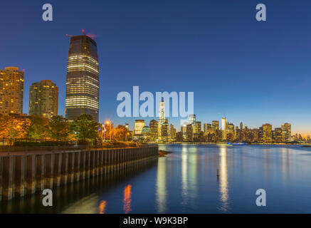 Paulus Gancho con rascacielos de Manhattan en Nueva York, Manhattan y el World Trade Center, la Torre de la libertad más allá, Jersey City, Nueva Jersey, EE.UU. Foto de stock