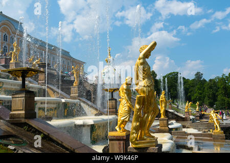 Palacio Peterhof y gran jardín con cascada en San Petersburgo, Rusia