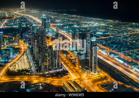 Las luces de la calle y los rascacielos de Dubai son vistos por la noche desde lo alto de la ciudad, Dubai, Emiratos Árabes Unidos, Oriente Medio
