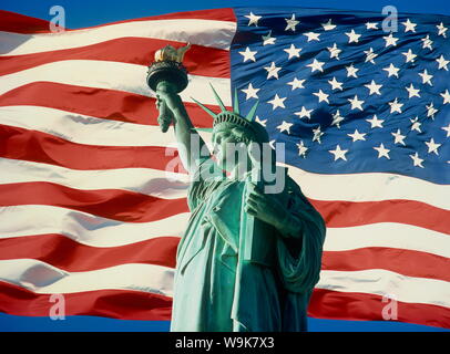 La Estatua de la libertad con el Stars & Stripes, Nueva York, Estados Unidos de América, América del Norte Foto de stock
