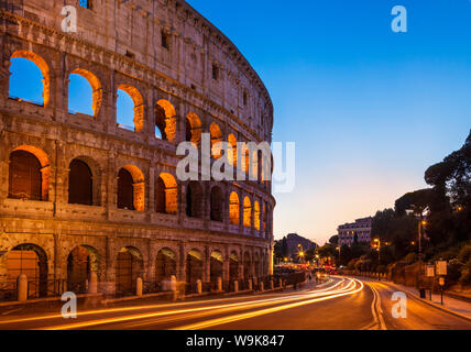 Coliseo de Roma (Anfiteatro Flavio) por la noche con la luz trail, Sitio del Patrimonio Mundial de la UNESCO, Roma, Lazio, Italia, Europa