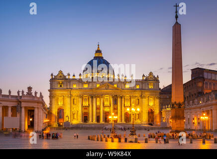 La Plaza San Pedro y la Basílica de San Pedro en la noche, la Ciudad del Vaticano, Sitio del Patrimonio Mundial de la UNESCO, Roma, Lazio, Italia, Europa