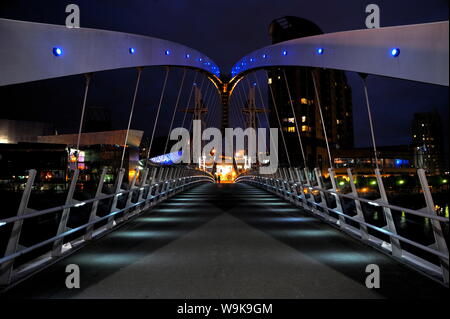 Vista de noche de la Lowry Puente sobre el Canal de barcos de Manchester, Salford Quays, Greater Manchester, Inglaterra, Reino Unido, Europa Vista de noche de la Lowry Puente sobre el Canal de barcos de Manchester, Salford Quays, Greater Manchester, Inglaterra, Reino Unido, Europa