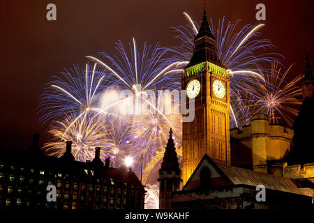 Fuegos artificiales de Año Nuevo y el Big Ben, las Casas del Parlamento, Westminster, London, England, Reino Unido, Europa
