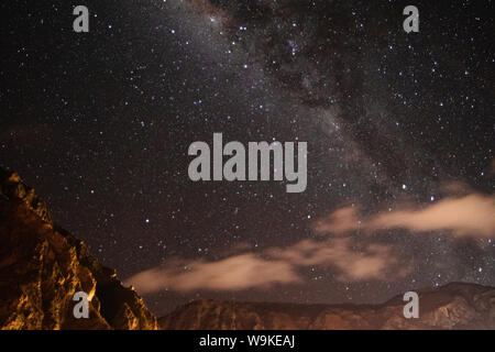 El Sur Vía Láctea encima de montaña en Ollantaytambo, Peu, Sudamérica Foto de stock