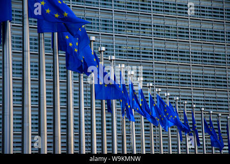 Banderas de la UE fuera del edificio Berlaymont, sede de la Comisión Europea en Bruselas.Bélgica.