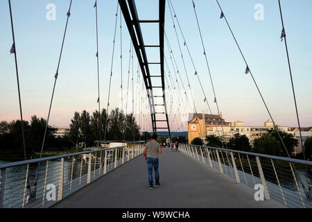 A la vista de los tres países puente que une las localidades de Huningue en Francia con la localidad alemana de Weil-Am-Rhein Foto de stock