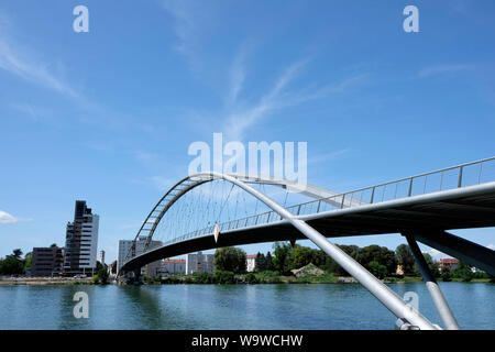 A la vista de los tres países puente que une las localidades de Huningue en Francia con la localidad alemana de Weil-Am-Rhein Foto de stock