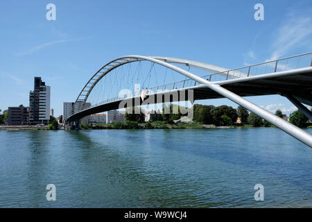 A la vista de los tres países puente que une las localidades de Huningue en Francia con la localidad alemana de Weil-Am-Rhein Foto de stock