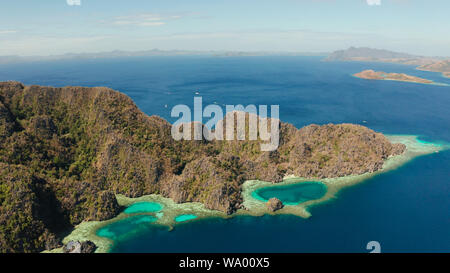 Antena drone lagunas y calas con agua azul entre las rocas. Seascape, paisaje tropical. Busuanga, Palawan, Filipinas Foto de stock