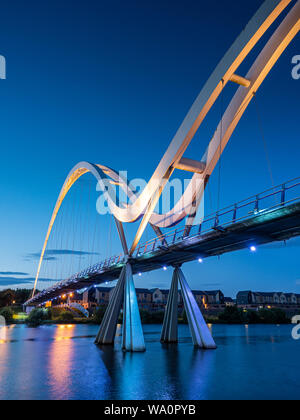 El Puente Infinito, Stockton on Tees. Inglaterra. Una pasarela peatonal y ciclista público cruzando el río Tees Foto de stock