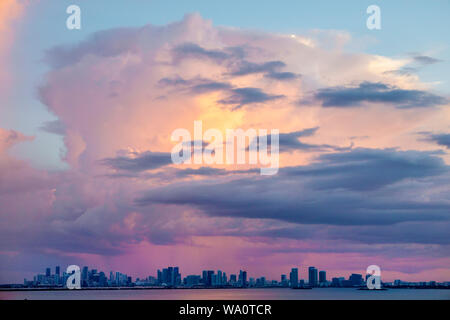 Miami Beach Florida, Biscayne Bay, nubes clima cielo tormenta nubes, lluvia, horizonte de la ciudad, puesta de sol, FL190731013