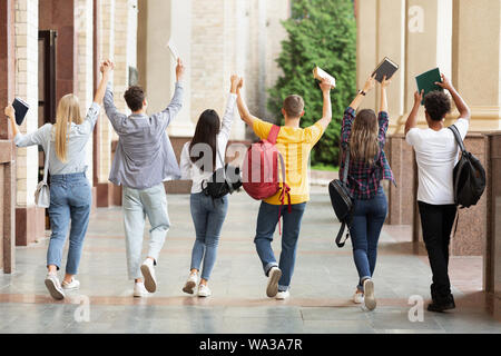 Los estudiantes caminar en el campus universitario tras pasar test Foto de stock