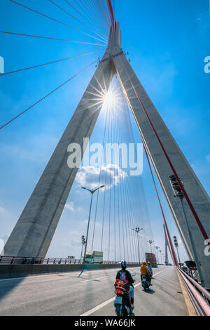 Puente Can Tho cablegrama permanece en el río Mekong en la mañana el tráfico de conexión entre Vinh Long y Can Tho, Vietnam