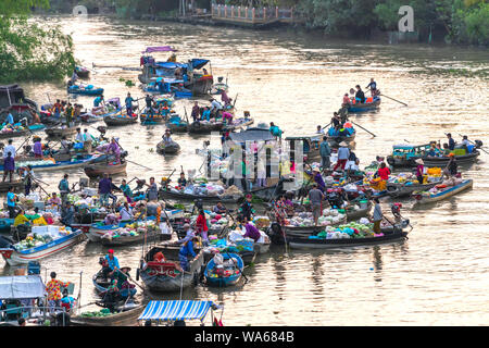 Los agricultores compra en Phong Dien abarrotado mercado flotante mañana con docenas de barcos a lo largo del comercio fluvial productos agrícolas sirve cocina tradicional en Can Tho