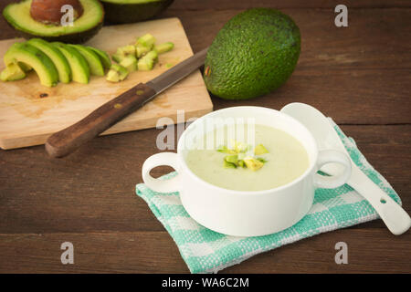 Sopa de aguacate Crema de aguacate fresco, dieta saludable. Foto de stock