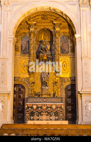Portugal Porto Porto Sé do Porto la Sé Catedral del siglo XVI Capela de São Vicente St Vincent's capilla interior dentro de gilt figura figuras de oro
