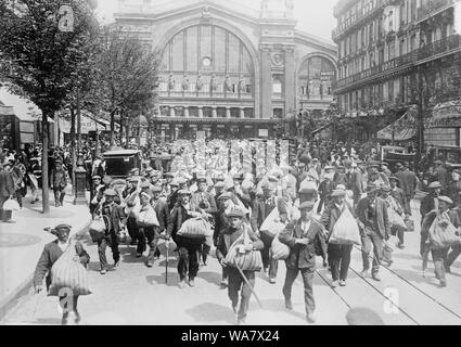 Reservistas belgas dejando Gare de l'Est; en inglés: Fotografía muestra hombres belgas en frente de la estación Gare du Nord, Paris, Francia, al comienzo de la Primera Guerra Mundial. Foto de stock