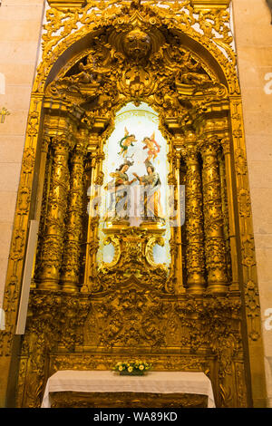 Portugal Porto Porto Igreja do Carmo, iglesia barroca de José Figueiredo 1768 Rua do Carmo altar figuras velas candeleros de oro columnas ornamentados dorados Foto de stock