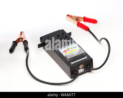 Comprobador de baterías de coche usado para verificar su estado Fotografía  de stock - Alamy