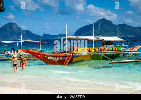 La banca de madera tradicionales barcos en Entalula Beach, El Nido, Palawan, Filipinas