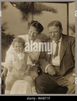 El Coronel Theodore Roosevelt, la Sra. Roosevelt, Richard Derby, hijo de la señora Derby (Ethel Roo[sevelt]) Foto de stock