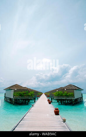 Meeru Island Maldivas de abril de 2019. - Increíble Bungalow Overwater tropical Resort sobre la playa. Foto de stock