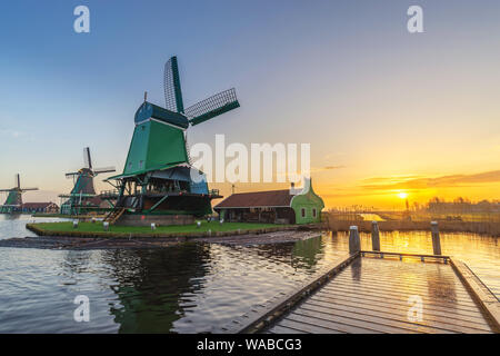 Amsterdam, Países Bajos, amanecer paisaje de molino de viento holandés en Zaanse Schans Village Foto de stock
