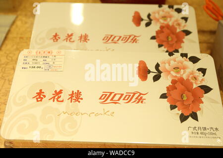 Los co-branded caja de regalo compuesto de mooncake de Shanghai Xinghualou Alimentos y Bebidas Co., Ltd y el coque de The Coca-Cola Company en los Estados Unidos Foto de stock