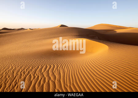 La inmensidad del desierto del Sáhara en Marruecos y el siempre arenas movedizas que crean patrones son un destino turístico maravilloso. Foto de stock