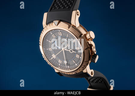 Vista de cerca del bonito reloj de pulsera del hombre Vista de cerca del bonito reloj de pulsera del hombre
