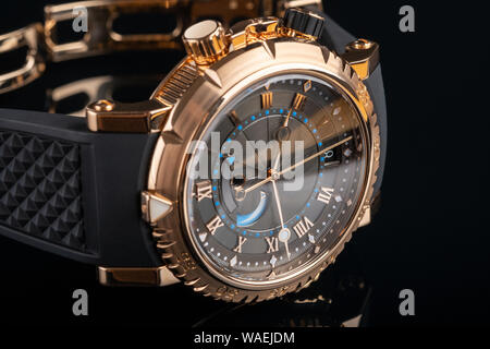 Vista de cerca del bonito reloj de pulsera del hombre sobre Vista de cerca del bonito reloj de pulsera del hombre