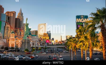 Calle Las Vegas Strip con el Hotel New York New York y MGM Grand Hotel, detrás de la Torre Eiffel, Las Vegas, Nevada, EE.UU.
