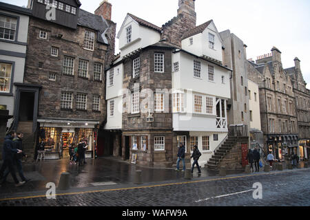 El escocés John Knox House Centro de narración y Casa Moubray High Street de la Royal Mile en Edimburgo Scotland Reino Unido Foto de stock