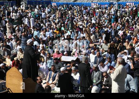 Agosto 11, 2019: miles de musulmanes de todo el área tri-estatal se reunieron en el estadio de MetLife Meadowlands para el Eid al-Adha oración. Islámico Foto de stock
