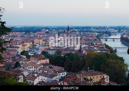 Verona, en el norte de Italia. Vista de la ciudad y el río en el sol de la tarde Foto de stock