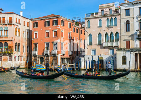 Las góndolas en el Gran Canal, pasando al Palazzo Lion Morosini, Venecia, Italia Foto de stock