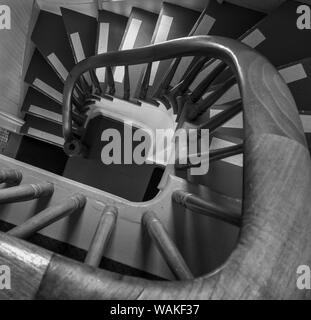 USA, Oregon, Newport. En blanco y negro de la escalera de caracol en lighthouse Keeper's quarters. Crédito: Wendy Kaveney Jaynes / Galería / DanitaDelimont.com Foto de stock