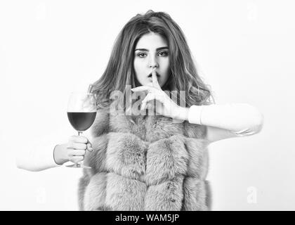 El alcohol y el frío. Mujer disfrute de un vino. El hedonismo concepto.  Señora peinado rizado le gusta el vino de lujo caro. Razones beber vino  tinto en invierno. Chica Maquillaje moda vestir chaqueta de piel mantenga  copa de vino Fotografía de stock - Alamy