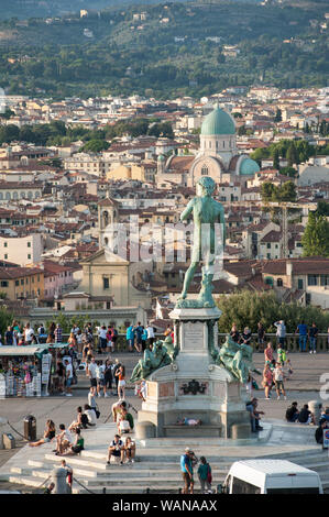 Florencia, Italia - 2019 16 de agosto: David estatua en Piazzale Michelangelo.turistas y visitantes recorren la plaza en un día de verano.
