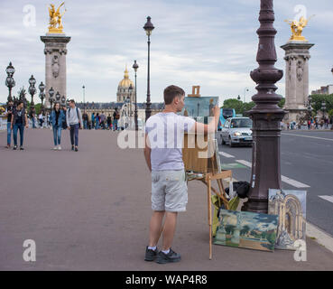Pintor en Pont Alexandre III en París, Francia Foto de stock